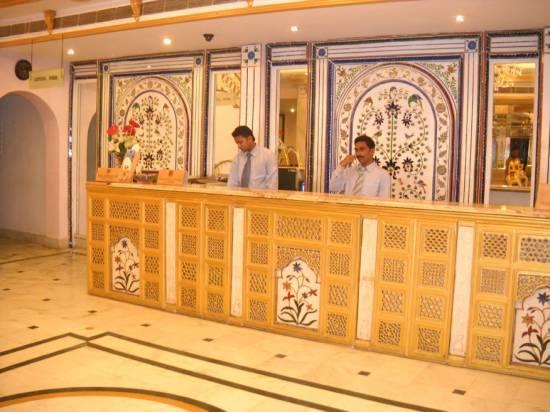Empires Hotel 푸리 외부 사진